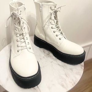 Steve Madden White Chelsea Boot EUC